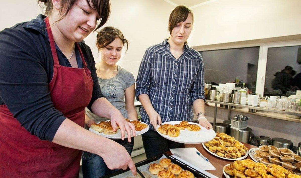 Gertrud Kuusvere, Kristi Kokka ja Helen Joost küpsetavad pitsapirukaid, mis on nii nende endi kui ka koolikaaslaste lemmikud.