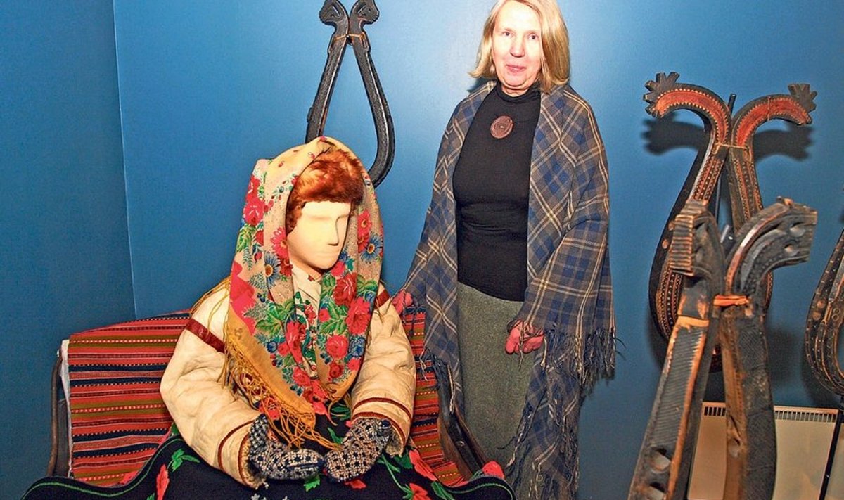 Vaike Reemann seisab ERMi näitustemajas kasukas Tõstamaa naise kõrval, kes on uhkesti ehitud jõulukirikusse minekuks.