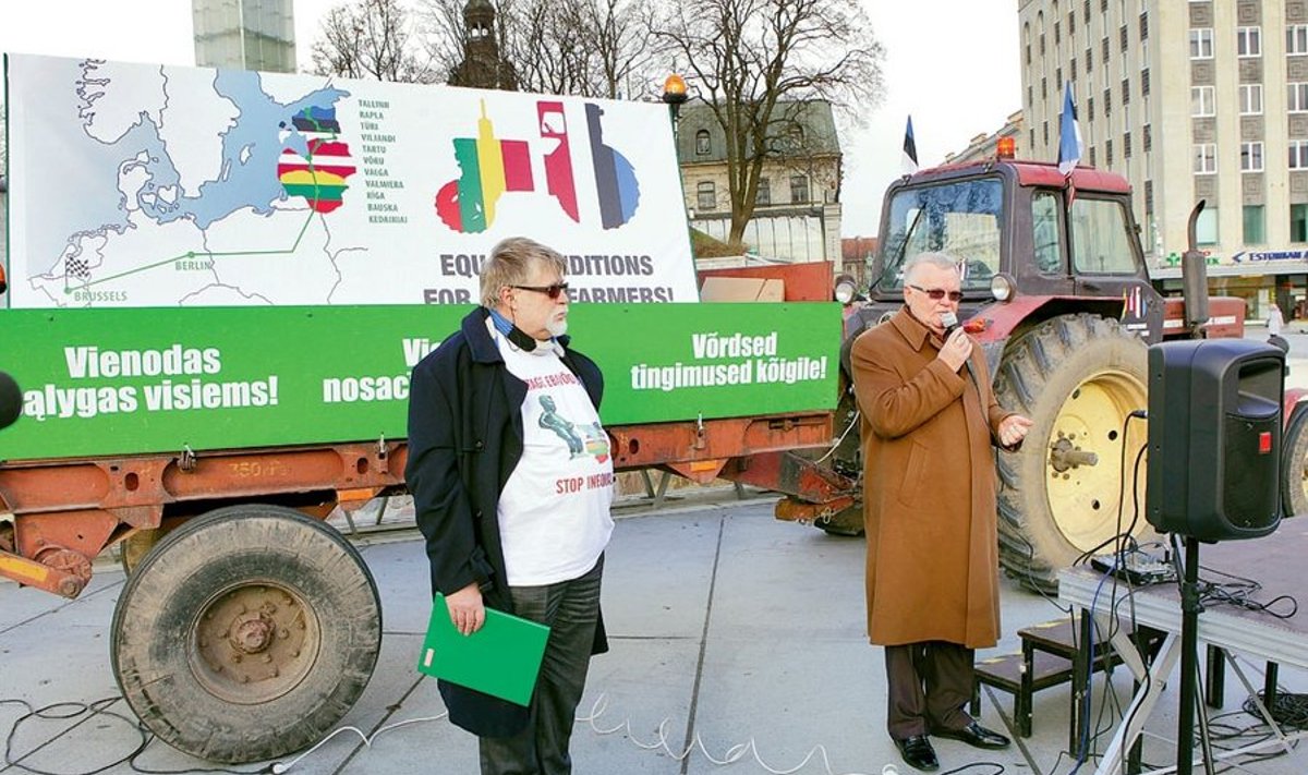 Traktorile luges toetussõnad kaasa ka Tallinna linnapea Edgar Savisaar. Tema kõrval Tartumaa põllumeeste tulihingeline juht Jaan Sõrra.