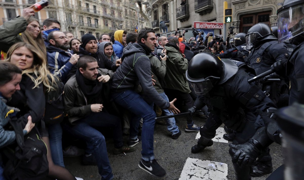 Barcelonas puhkesid pärast Puigdemonti vahistamist tänavarahutused, milles sai viga 20 inimest.