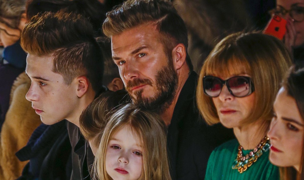 Harper Beckham oma venna, isa ning USA Vogue'i peatoimetaja Anna Wintouriga.