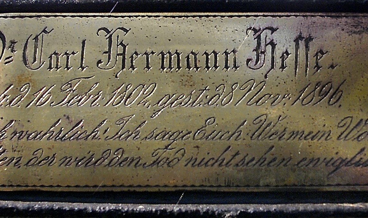 Hermann Hesse vanaisa on maetud Reopalu kalmistule.
