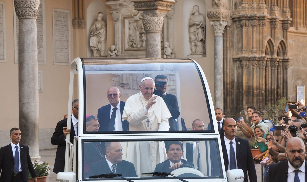Paavst Palermos oma autos ringi sõitmas