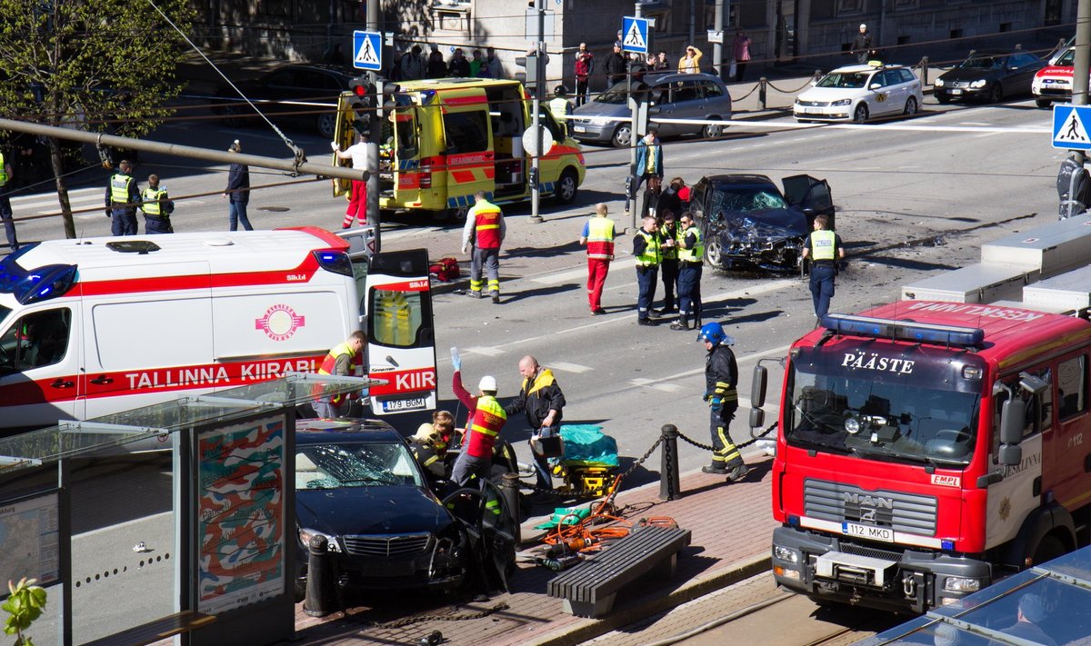 Oliver (Gregor) Kobingu juhitud BMW (keskel) löögist paiskus Mercedes-Benz bussipeatusse.