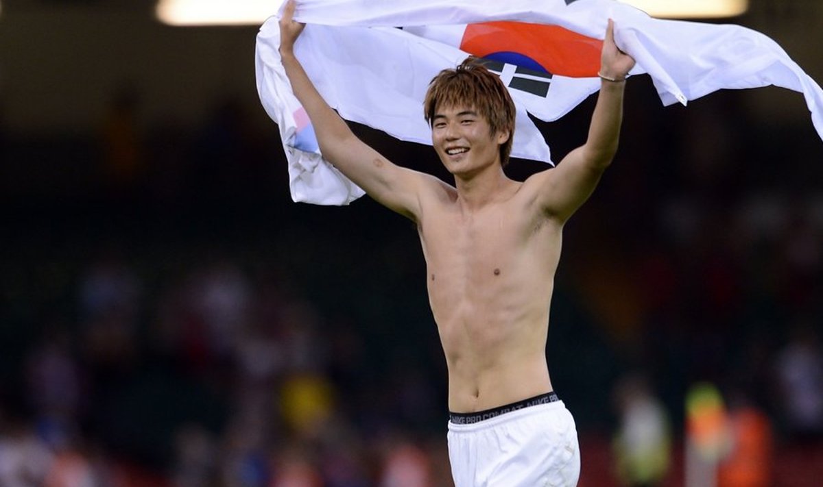 Lõuna-Korea jalgpallur Ki Sungyuen lipuga