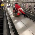 JUBE VIDEO | Lollus ruudus! Purupurjus spordifänn otsustab eskalaatoril liugu lasta, kuid äkki läheb midagi väga valesti