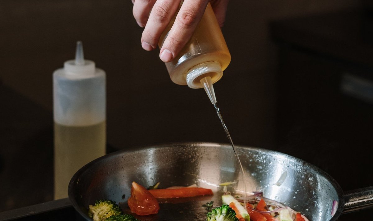 Можно жарить на оливковом масле холодного отжима. Процесс готовки. Блюда во фритюре. Поливаем вареное мясо маслом.