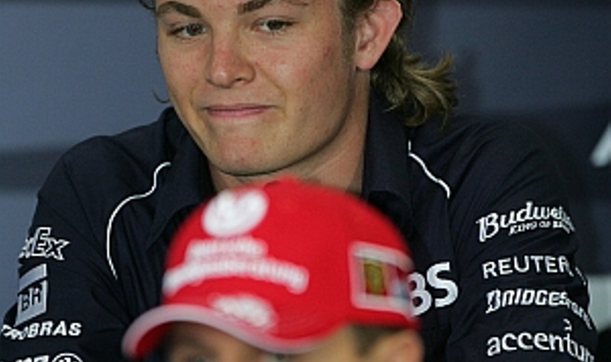 PRESSIKONVERENTSIL AMETIT ÕPPIMAS: Nico Rosbergist (taga) võib loota mantlipärijat seitsmekordsele maailmameistrile Michael Schumacherile (ees). Rosbergi esimene start oli isegi muljetavaldavam kui Schumil 15 aastat tagasi. AFP