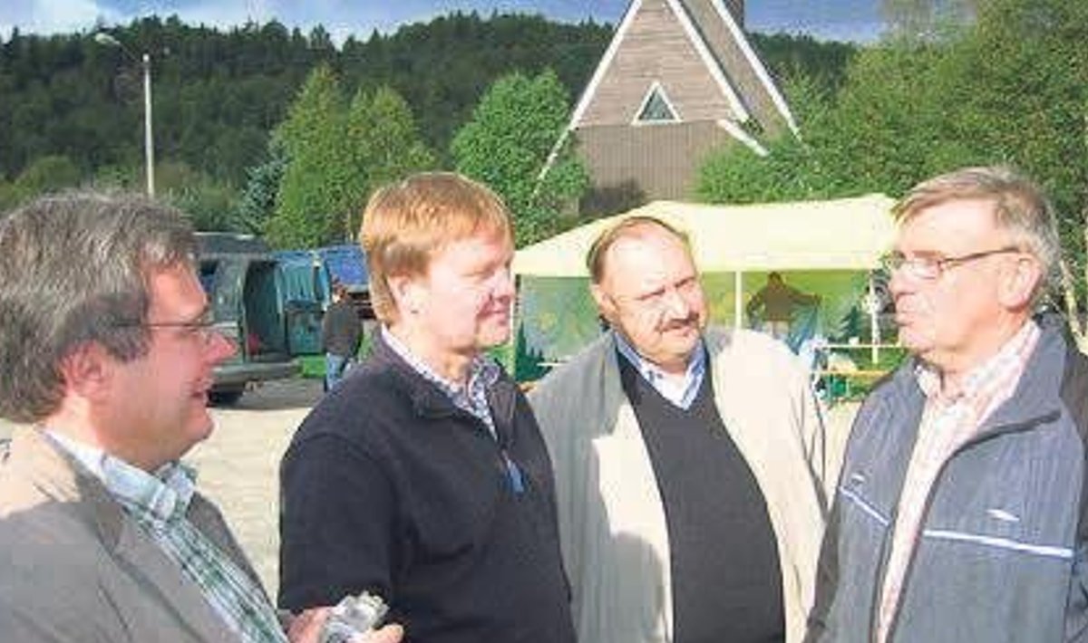Kaarel Moisa, Jüri Vilimaa ja Olev Liblikmann Norras sõprusvallas Sirdalis koos sealse varasema volikogu esimehe Torjus Kvaeveniga 2006. aasta sügisel.
