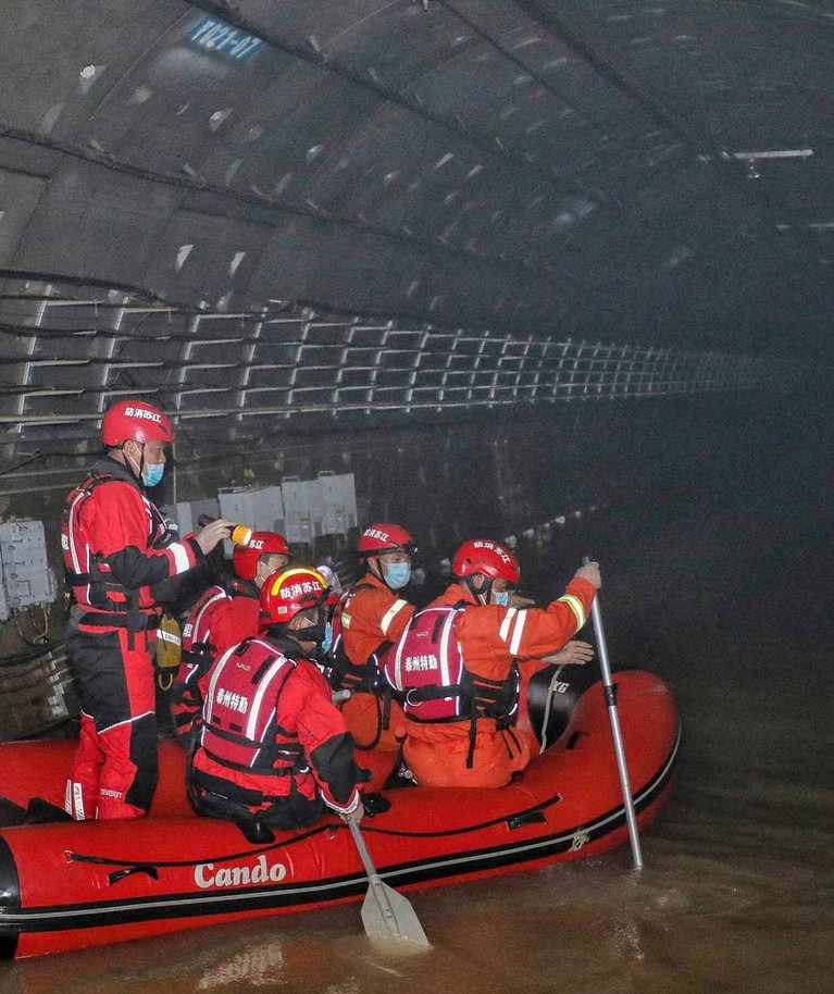 Hiinas Zhengzhou linnas kaotas vähemalt 12 inimest elu, kui metrootunnelitesse jõudnud vesi ujutas üle ooteplatvormid ja tungis vagunitesse.