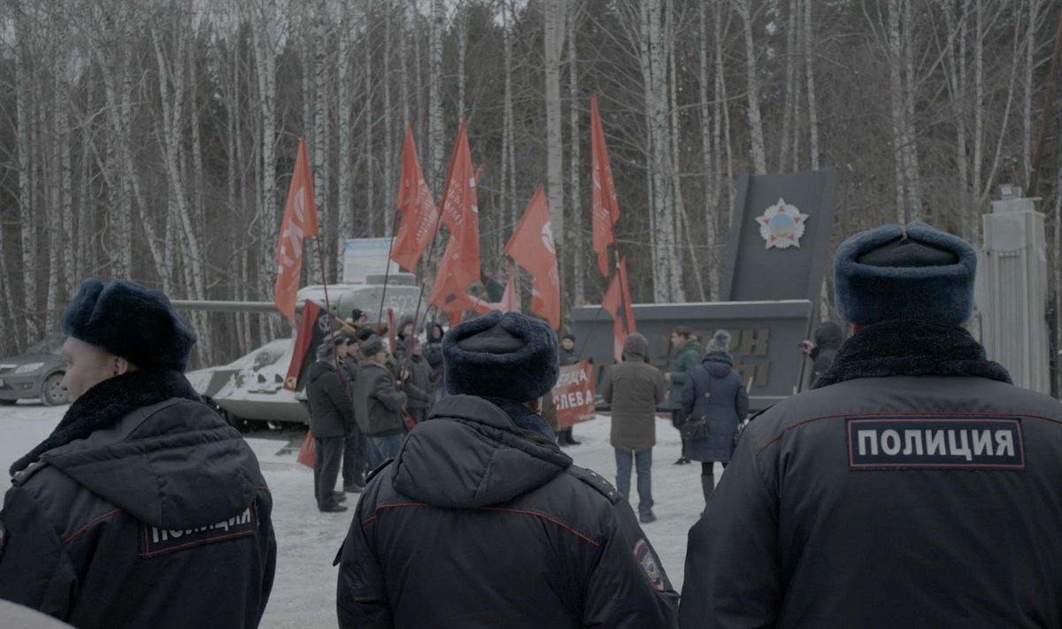 Mõistlikud mõtted Vene eluolust devalveeruvad aga hetkega, kui need samad mehed paar stseeni hiljem punalippudega tänavaile marssima suunduvad.