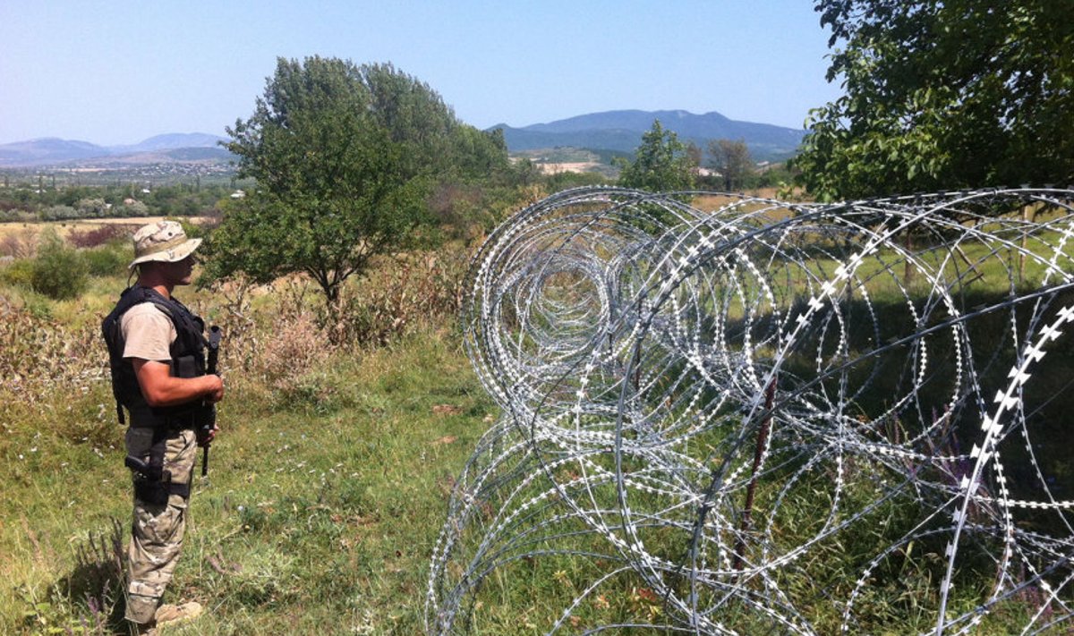VALVE ALL: Väikest Khurvaleti küla poolitavat okastraataeda turvavad väliskülaliste tuleku puhul Gruusia eriüksuslased. Tavapäraselt kontrollivad okupatsiooni joont tihedalt FSB piirivalvurid, kes on tänavu piiriületuse eest arreteerinud 81 grusiini.