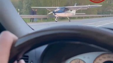 VIDEO | Lätis tegi väikelennuk maanteele hädamaandumise