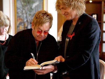 KEERULISED AJAD: Elton John ja geiaktivist Jevgeni Pissemski. Inglise laulja aidsifondil pole lubatud Venemaal tegutseda.