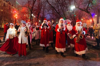 К парадам Дедов Морозов и Снегурочек присоединиться сможет каждый.