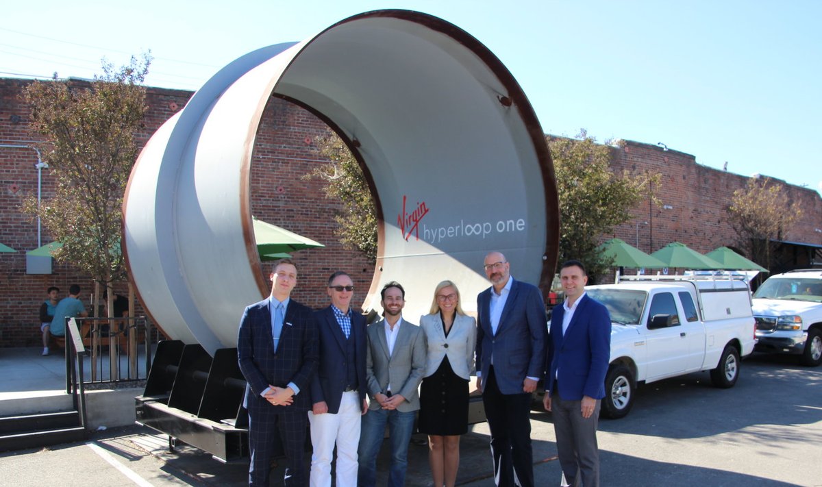Simson kohtub Virgin Hyperloop-One'i kaasasutaja ja CTO Josh Giegeli ning nende uue CEO Jay Walderiga