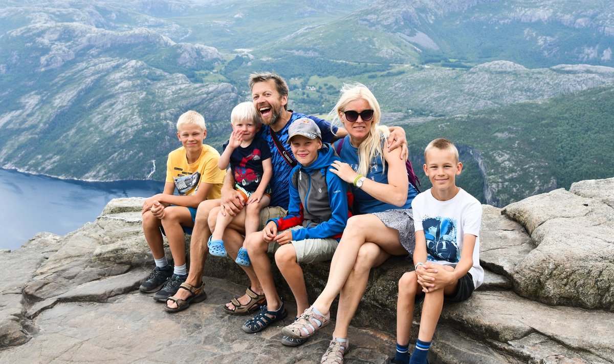 Fred, Tomi, Meelis, Ralf, Karin ja Sten Preikestoleni matkarajal Lysefjordi kõrgetel kaljudel.