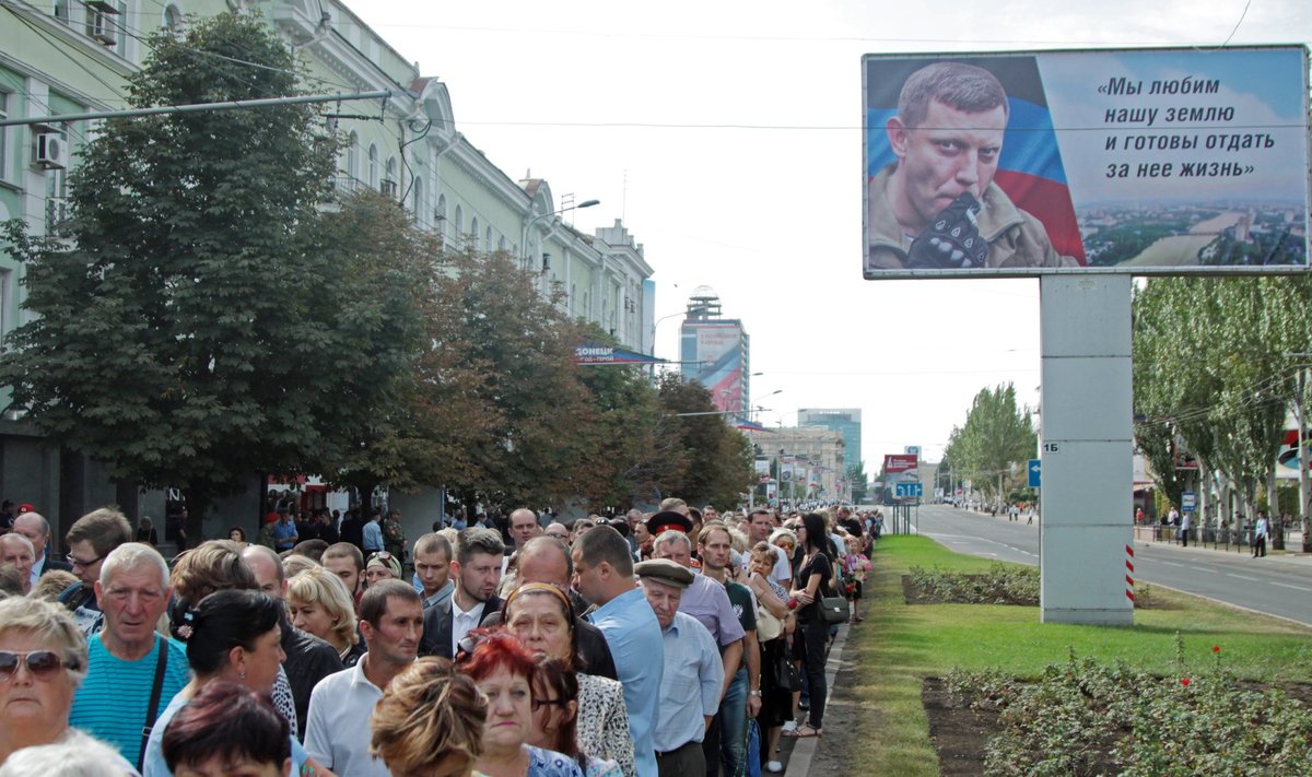 Eile moodustasid Zahhartšenkole austust avaldajad Donetski linnas pika järjekorra. „Me armastame oma maad ja oleme tema eest valmis oma elu andma,” kõlab üks Zahhartšenko mõttetera plakatil.