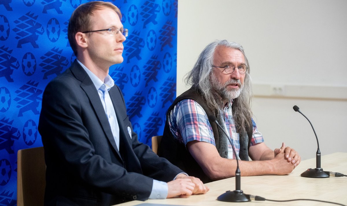 Aivar Pohlak (paremal) ja Eesti Jalgpalli Liidu arendusdirektor Mihkel Uiboleht.
