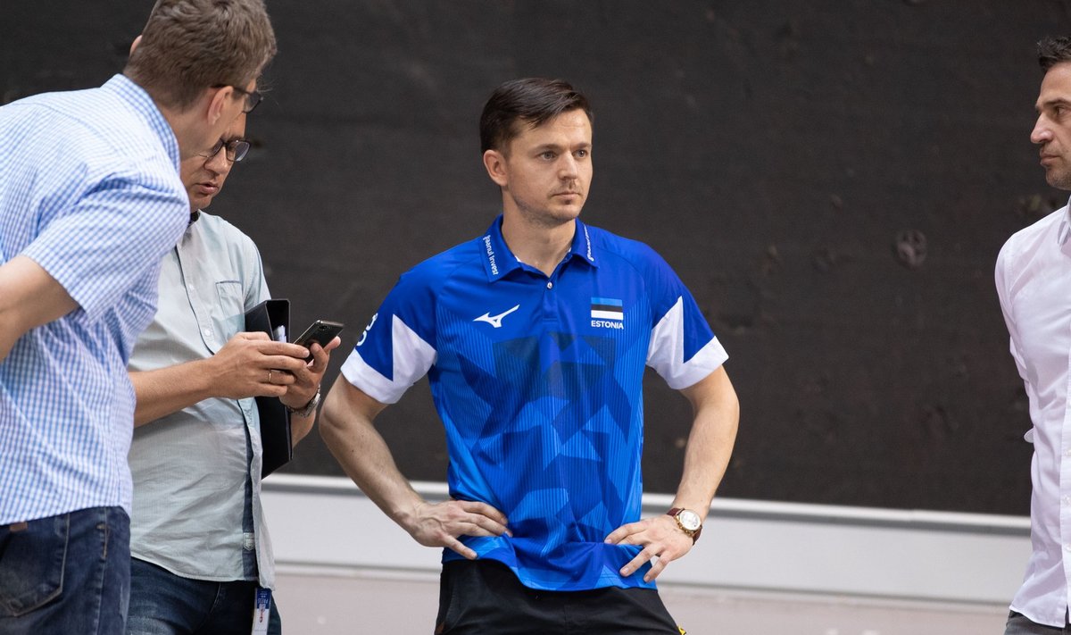 Eesti koondise mänedžer ja Final Four turniiri korralduse eest vastutav Robin Ristmäe suurhallis viimaseid ettevalmistusi tegemas..
