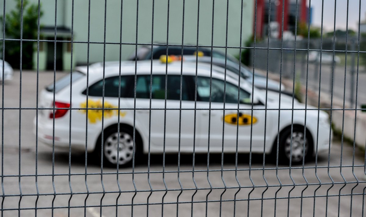 Kuna suur osa kinni peetud taksosid kuulub liisingufirmale, on neid kee­ruline arestida. Pildil on kahtlusaluste tööautod politsei parklas.