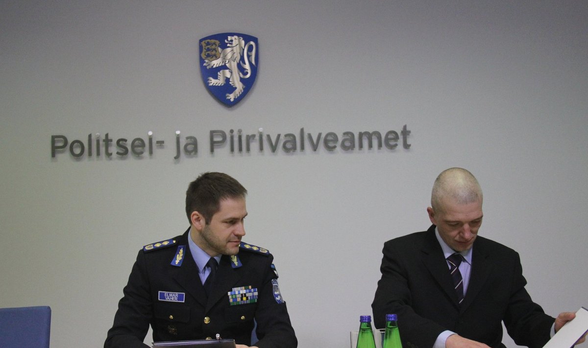 Politsei- ja piirivalveameti peadirektor Elmar Vaher ja ESTSARi esindaja Raido Nagel koostööleppe sõlmimisel