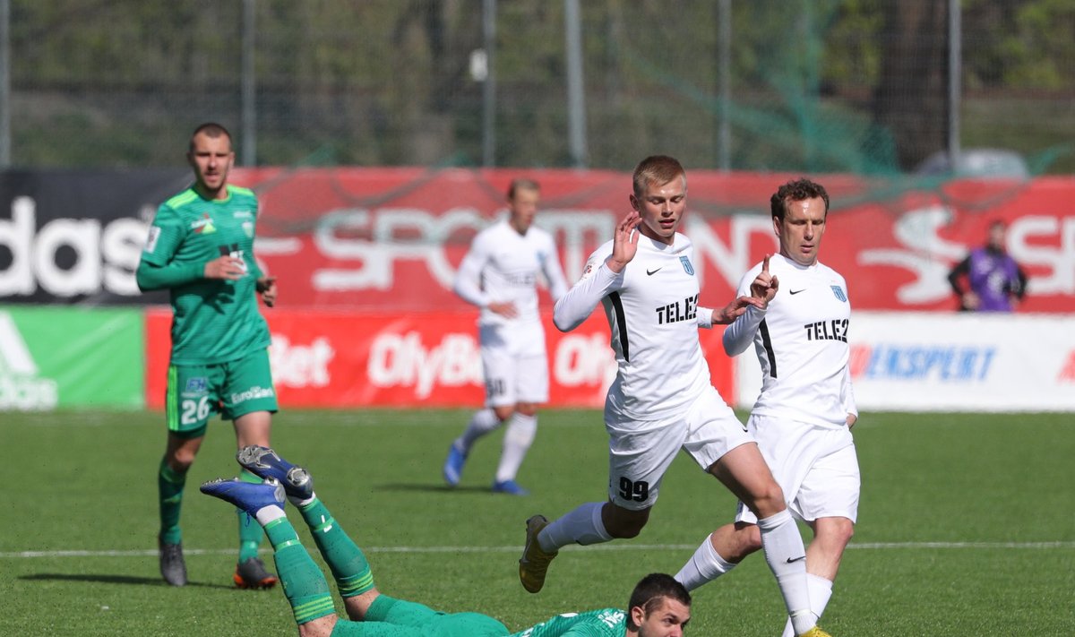 Konstantin Vassiljev (paremal) kohtumises FCI Levadia vastu.
