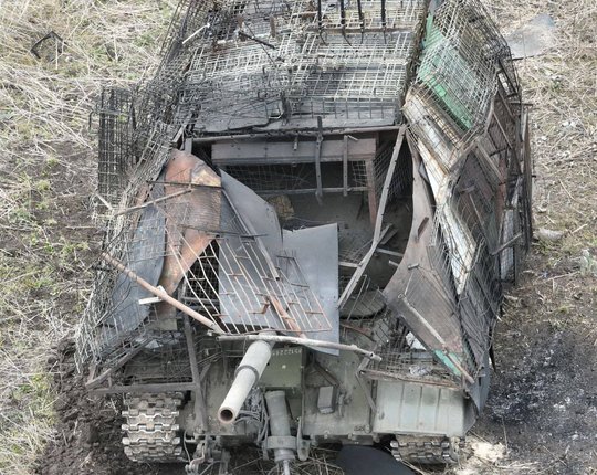 „Tank elab lahinguväljal kolme asemel neli minutit.“ Kas Vene tankidele ehitatud „garaažid“ tõesti peatavad drooni ja Javelini?