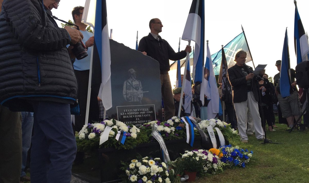 На памятном камне Лихула изображен мужчина в немецкой форме времен Второй мировой войны с автоматом наперевес
