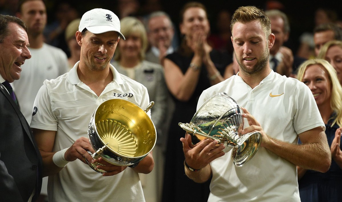 Jack Sock (paremal) ja Mike Bryan Wimbledoni trofeega.
