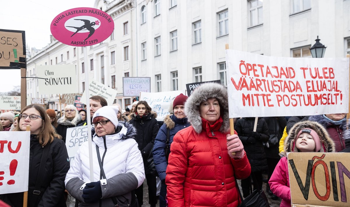 Õpetajate streik Tartu Raekoja platsil 2024