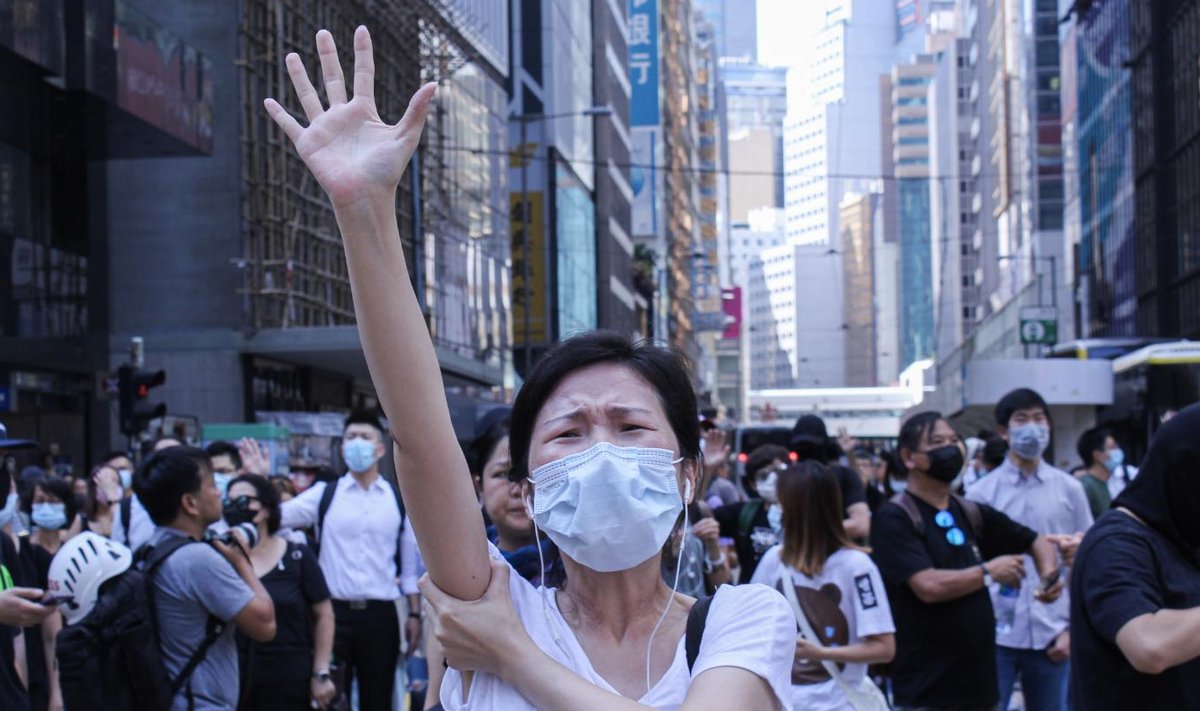 HÜVASTI, DEMOKRAATIA: 2047. aastani püsima pidanud topeltsüsteem enam ei kehti. Hongkong allub Pekingile.