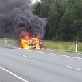 На шоссе Таллинн-Нарва сгорел автомобиль