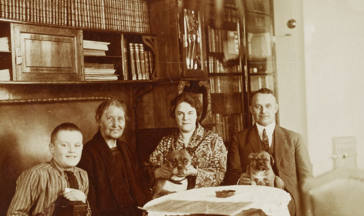KINDRAL KAOTAS POJA: Johan Laidoner, abikaasa Maria, ema Mari ja poeg Michael.