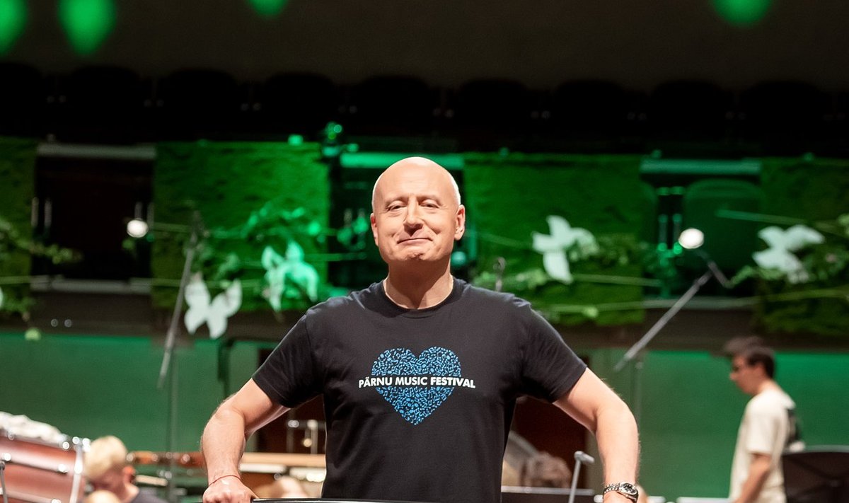 DIRIGEERIMINE on Paavo Järvi arvates meediumi töö „Meedium selles mõttes, et sa oled muusika, publiku, orkestri ja selle vahel ja sa pead juhendama, üle andma seda, kuna sina tunned seda materjali kõige põhjalikumalt. Kõikidel on oma noodid, minul on terve lugu ees,“ selgitab dirigent.