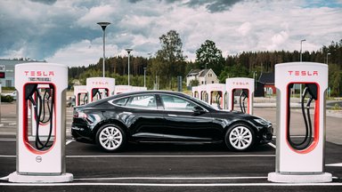 Tesla rajab Eestisse esimesed elektriautode laadimisjaamad