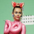 Vaata ja imesta: Miley Cyrus tõmbas MTV auhinnagalal oma moeröögatustega kõigil suud ammuli