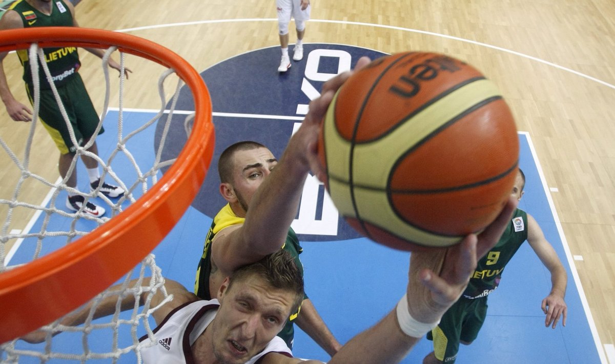 Nagu kahe aasta eest Sloveenia EM-finaalturniiril, madistavad Läti ja Leedu ka nüüd Riias omavahel. Jälle on oodata keskmängijate Kaspars Bērziņši (esiplaanil) ja NBA hiiu Jonas Valančiūnase duelli.