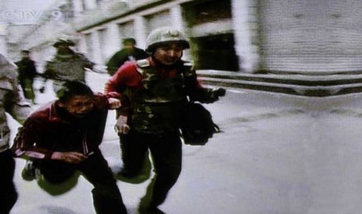
TABATUD! Sõdurid tirivad järjekordset tiibeti poissi, kes kuulus mässuliste sekka. Võimude meelest oli mässuliste taga eksiilis elav Tiibeti usuliider dalai-laama. Kaader Hiina riikliku 
televisiooni ülekandest pühapäeval 16. märtsil. 