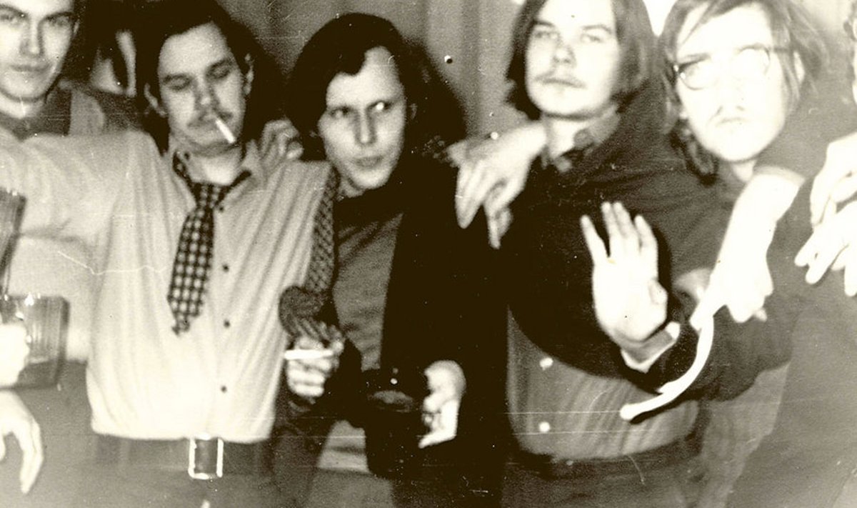 Hipitsev seltskond Pälsoni uue ühika keldris, 1971. Vasakult Toomas Taul, Hannes Varblane, Enn Tegova, Mart Kivimäe, Jaak Naber,  Olavi Pesti.  Erakogu