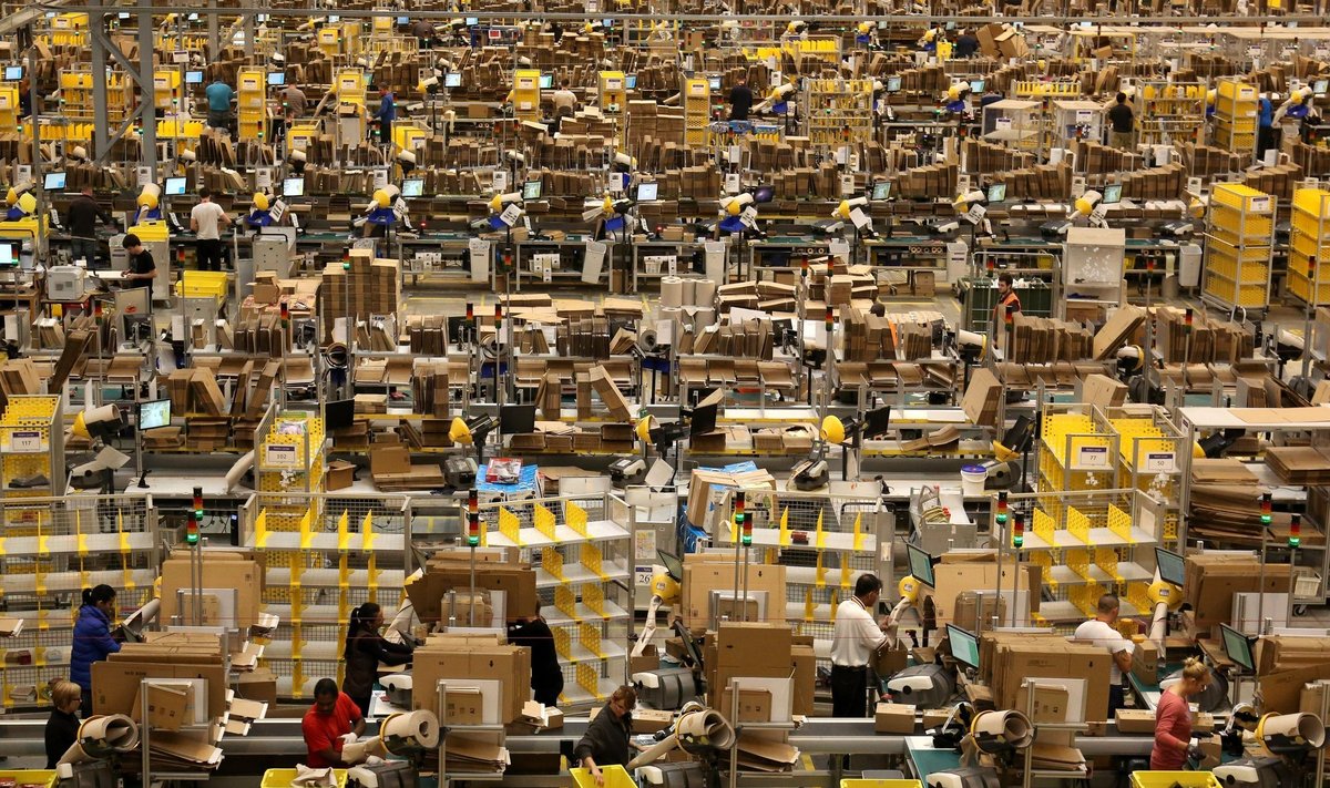 Amazoni töötajad tellimusi pakkimas.