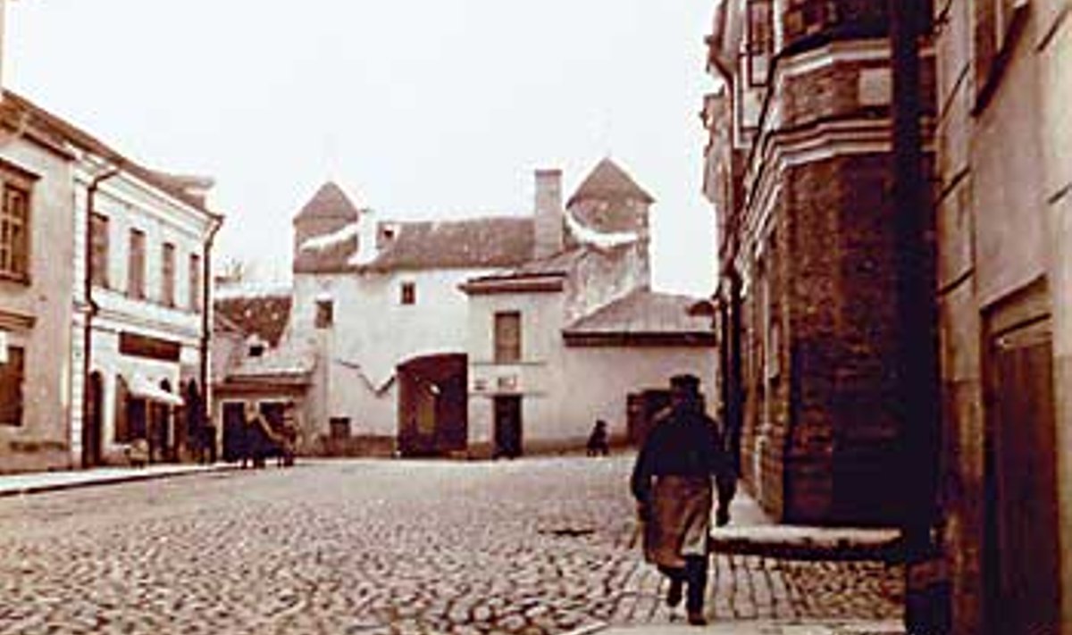 PRIIMÄE UNISTUS: Viru eesvärav, mis lammutati 1888 ja millest on tänaseni säilinud kaks külgtorni. Foto aastast 1887. Tallinna Linnamuuseum