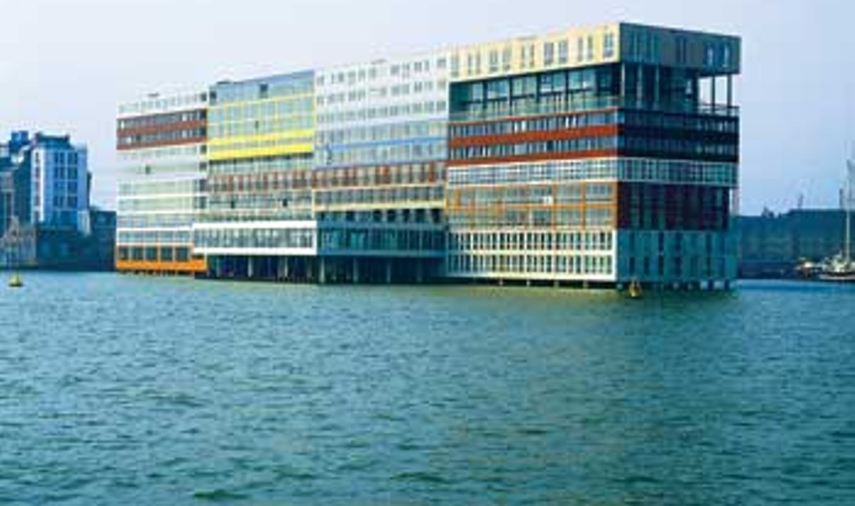 SILODAM AMSTERDAMIS: 157 korteriga elamu (2002) on ehitatud kai äärde vette. Rob T"'hart