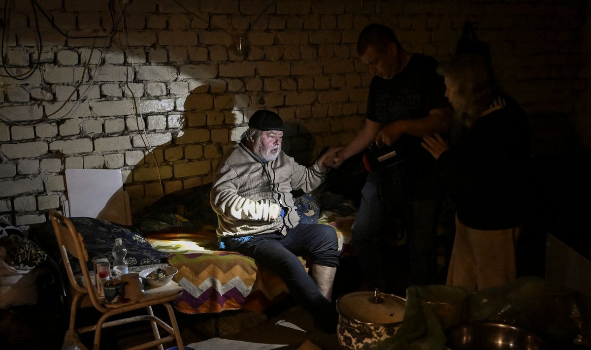 Отец и сын в подвале своего дома в Лисичанске, где нет электричества и воды.Фото сделано 26 мая 2022