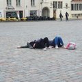 ВИДЕО | Две женщины кричали и валялись посреди безлюдной Ратушной площади Таллинна. Это изгнание коронавируса?