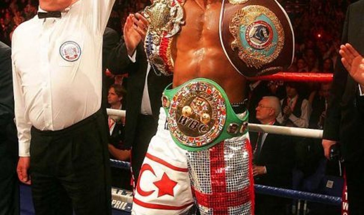 UUS MUST MEISTER? WBC ja WBA poolraskekaalu maailmameister David Haye võidutseb pärast WBO tšempioni Enzo Maccarinelli alistamist Londonis 9. märtsil. Haye võitis lahingu nokaudiga teises raundis.