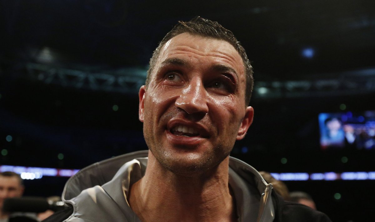 Wladimir Klitschko speaks to the fans after the fight