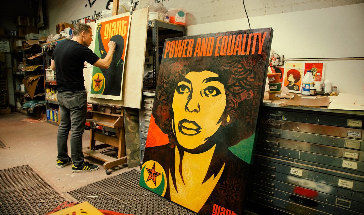 SHEPARD FAIREY: uute taiesti kallal oma Los Angelese ateljees.