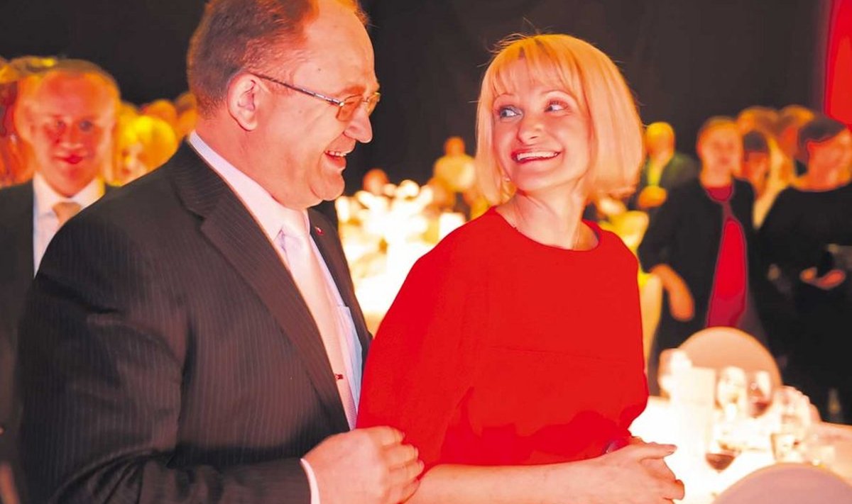 Aasta ettevõtjaks tunnistatud Ruth Oltjer võtab õnnitlusi vastu Neinar Selilt, kelle äriimpeeriumi Rondam Gruppi juhivad vaid mehed, nagu Eestis üldiselt tavaks.