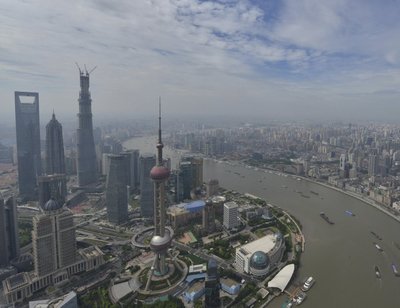 Shanghai Tower on vasakult kolmas.